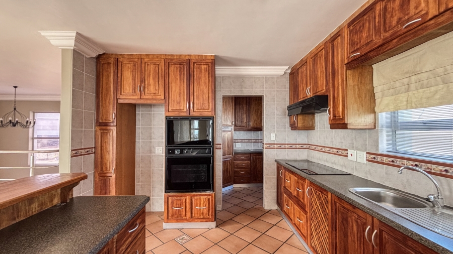 To Let 5 Bedroom Property for Rent in Myburgh Park Western Cape